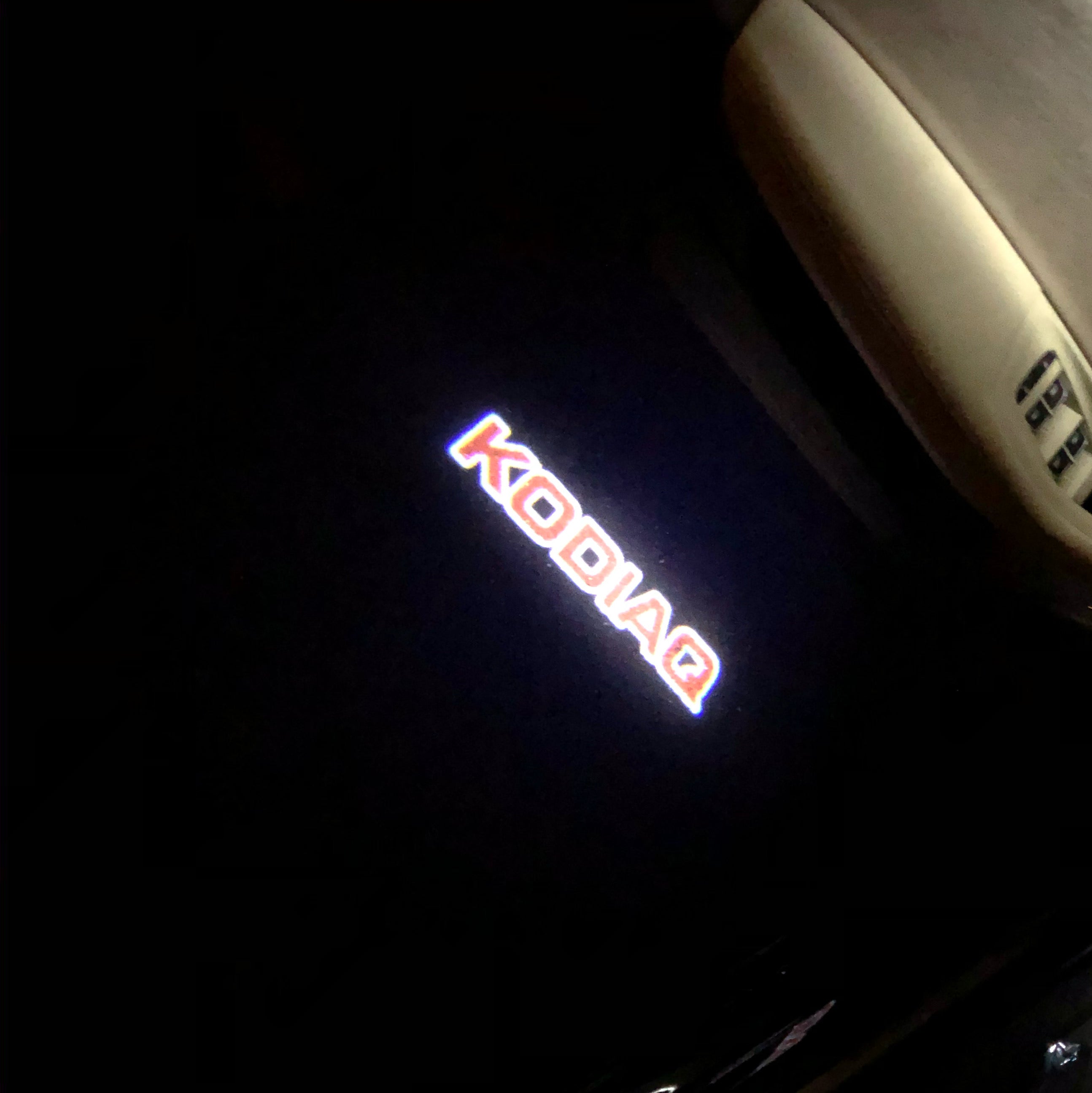 SKODA KODIAQ LOGO PROJECTOT LIGHTS Nr.100 (Menge 1 = 2 Logo Film / 2 Türleuchten)