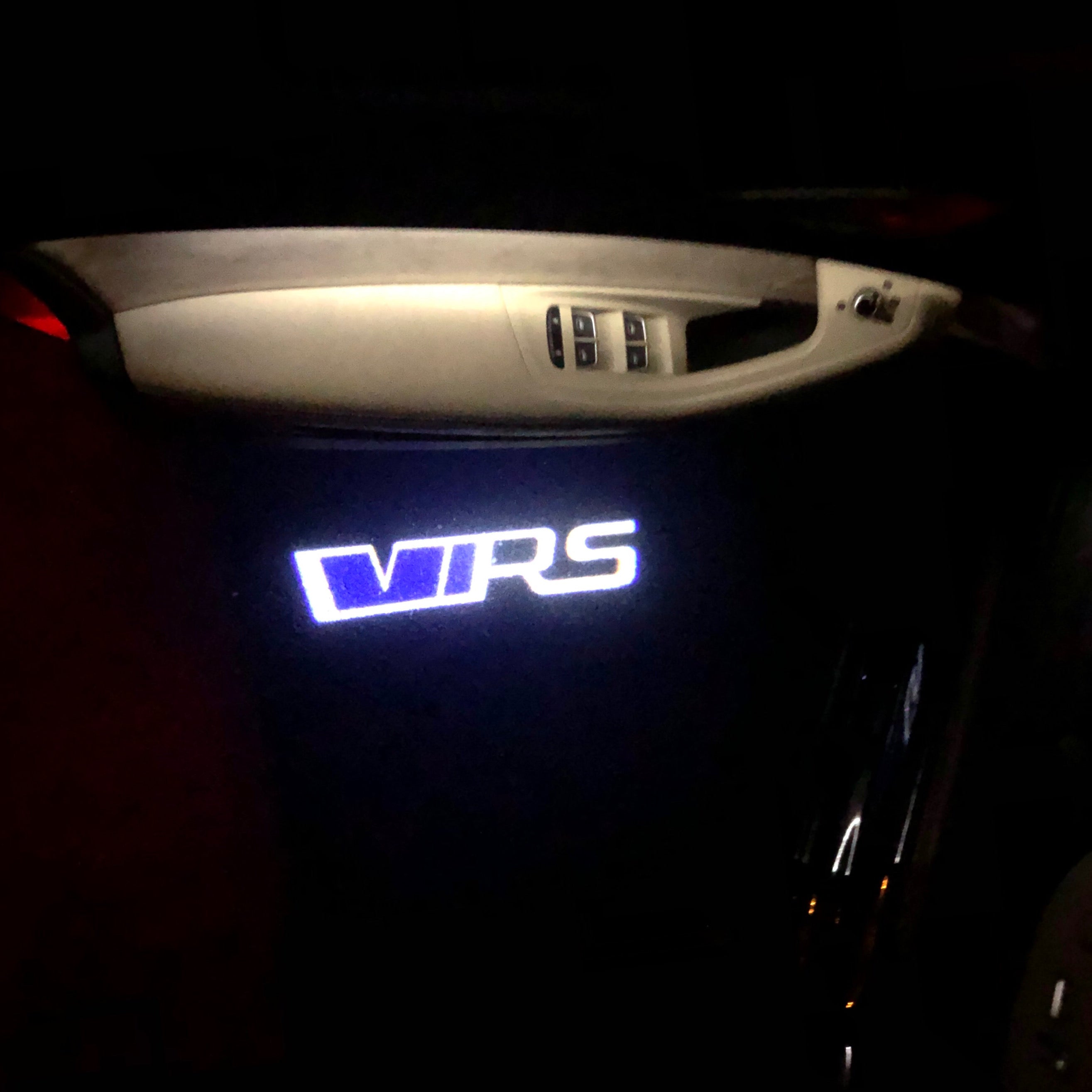 SKODA VRS LOGO PROJECTOR LIGHTS Nr.31 (الكمية 1 = 2 شعار فيلم / 2 أضواء باب)