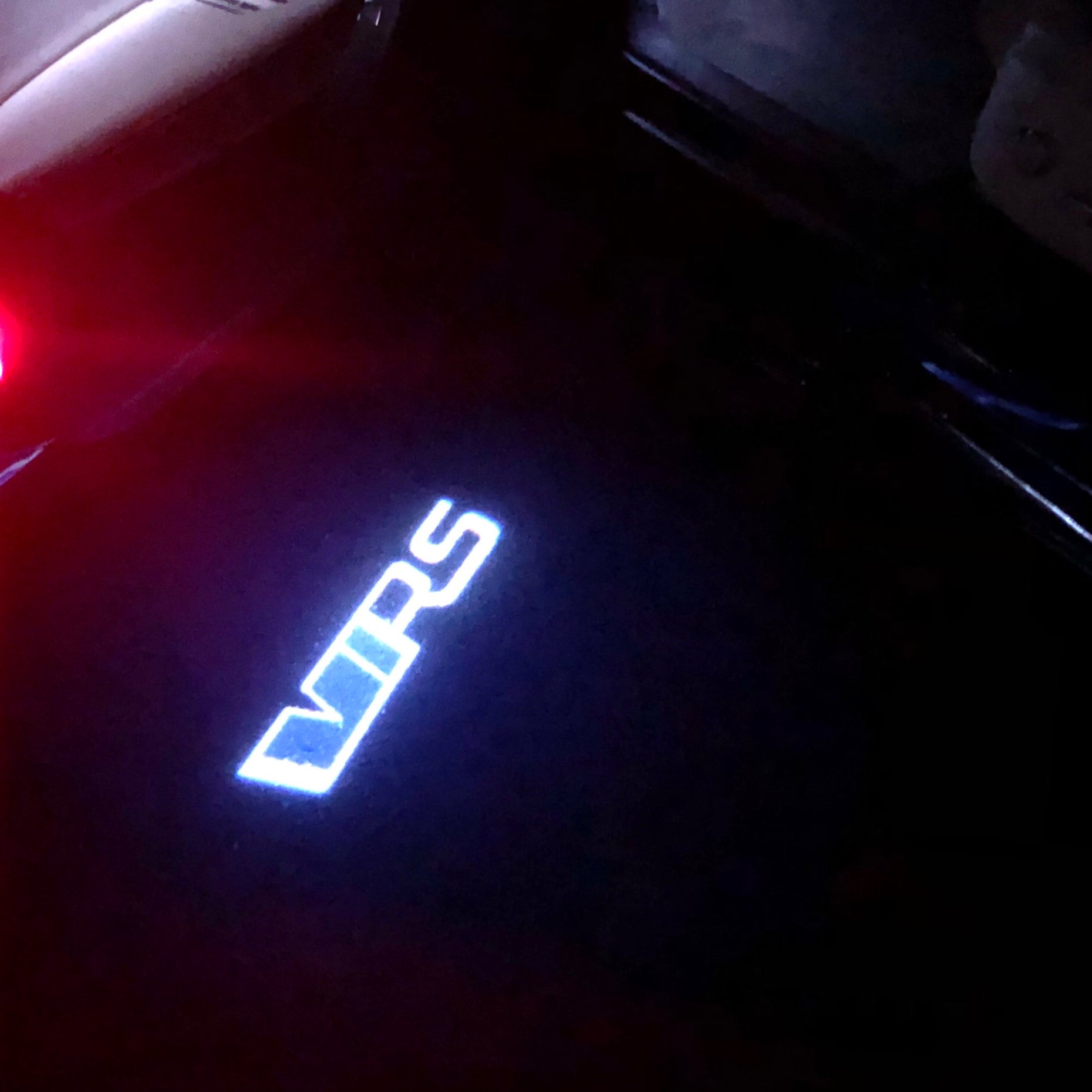 SKODA VRS LOGO PROJECTOR LIGHTS Nr.31 (الكمية 1 = 2 شعار فيلم / 2 أضواء باب)