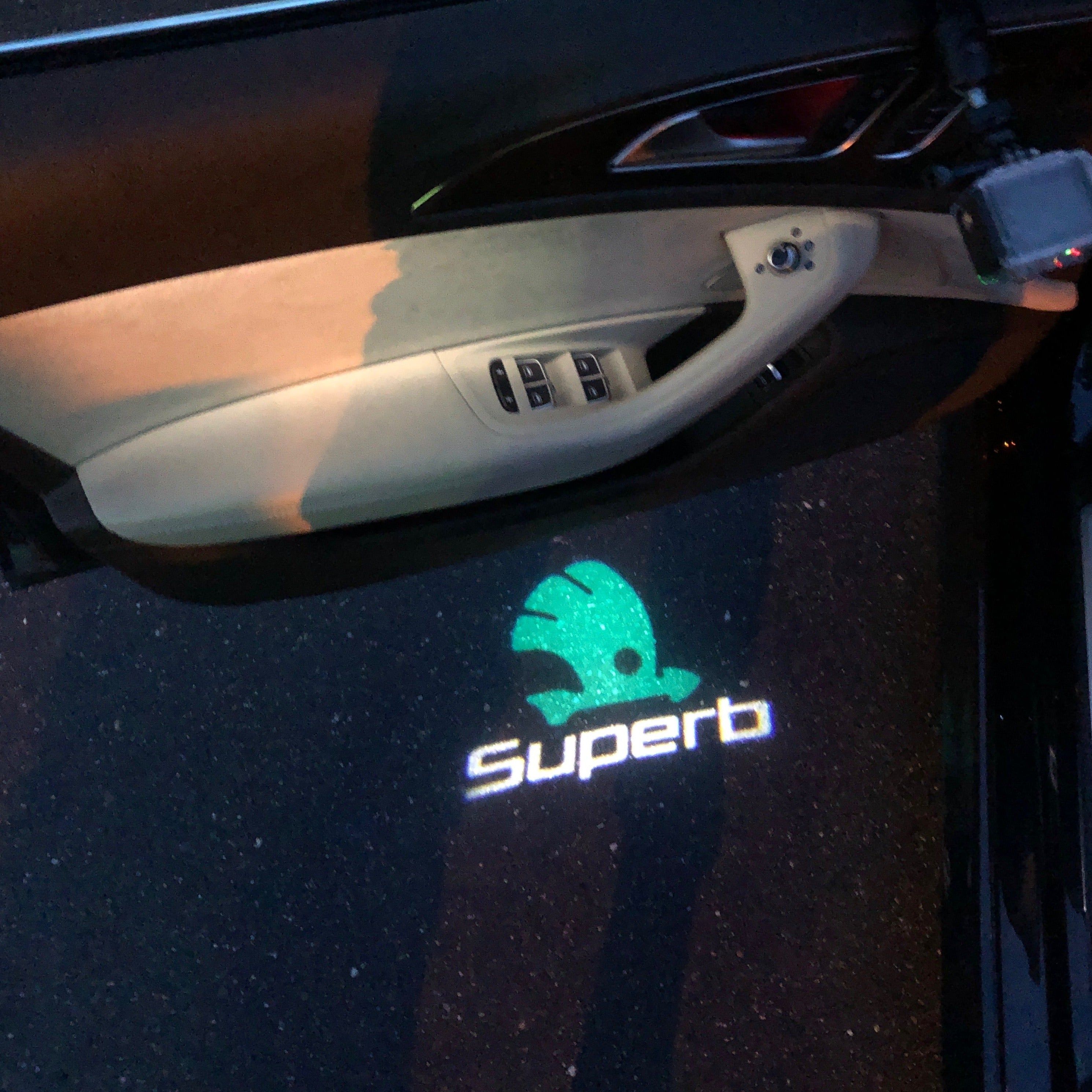 SKODA LOGO PROJECTOR LIGHTS Nr.77 (الكمية 1 = 2 شعار فيلم / 2 مصباح باب)