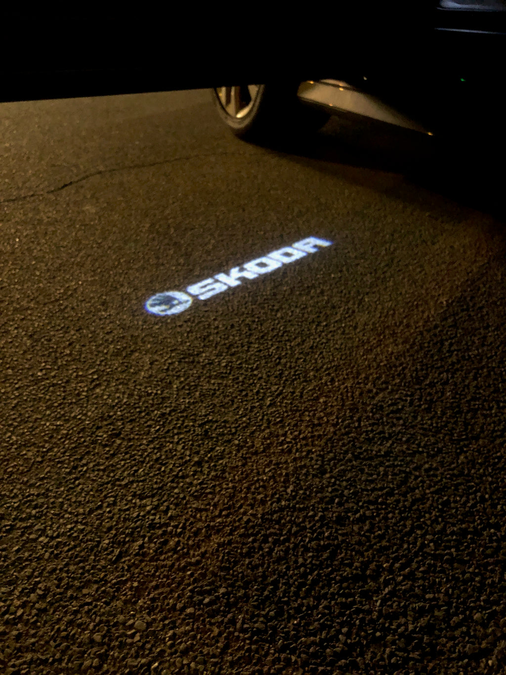 SKODA LOGO PROJECTOR LIGHTS Nr.85 (Menge 1 = 2 Logo Film / 2 Türlichter)