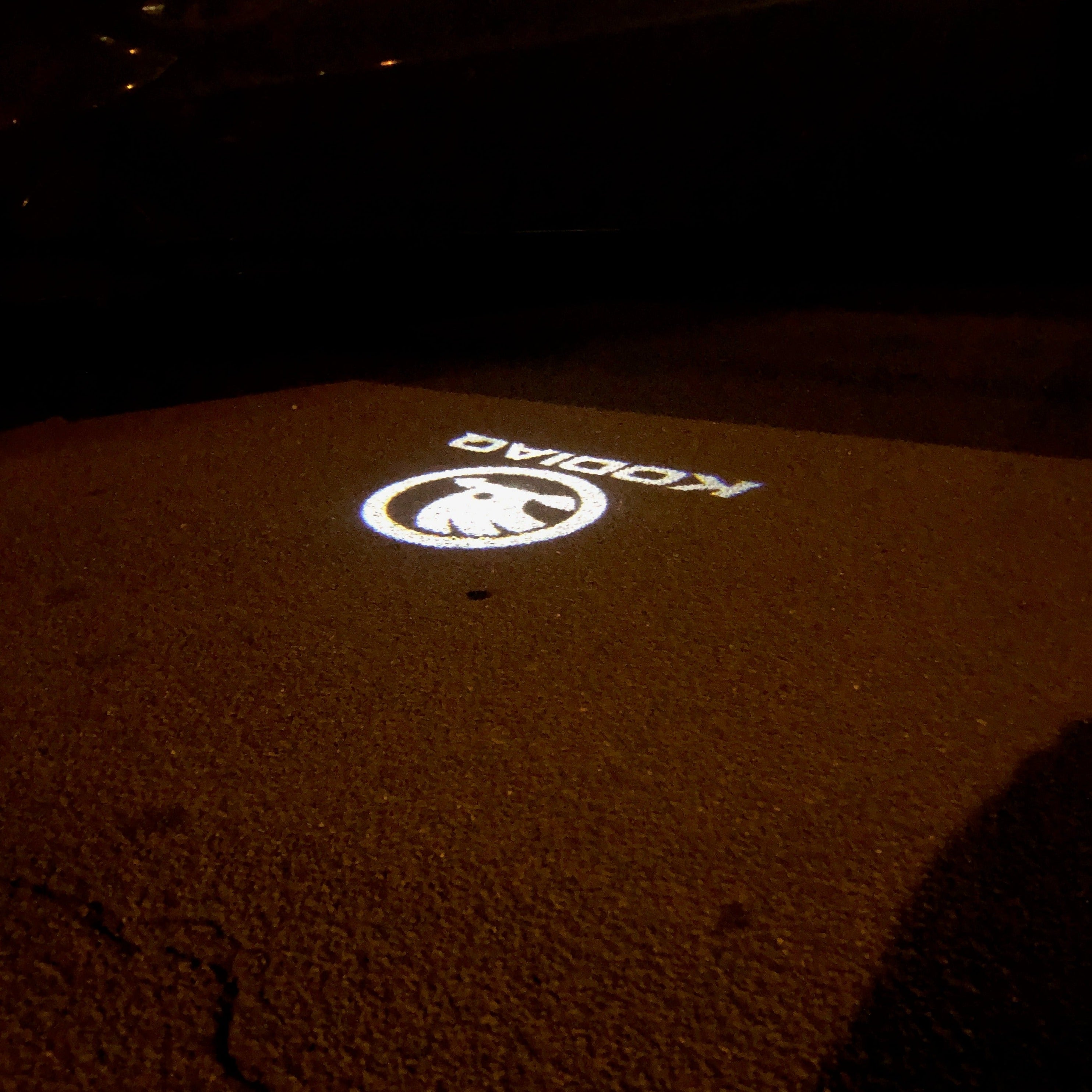 SKODA KODIAQ LOGO LIGHTS Nr.51 (الكمية 1 = 2 شعار فيلم / 2 أضواء الباب)