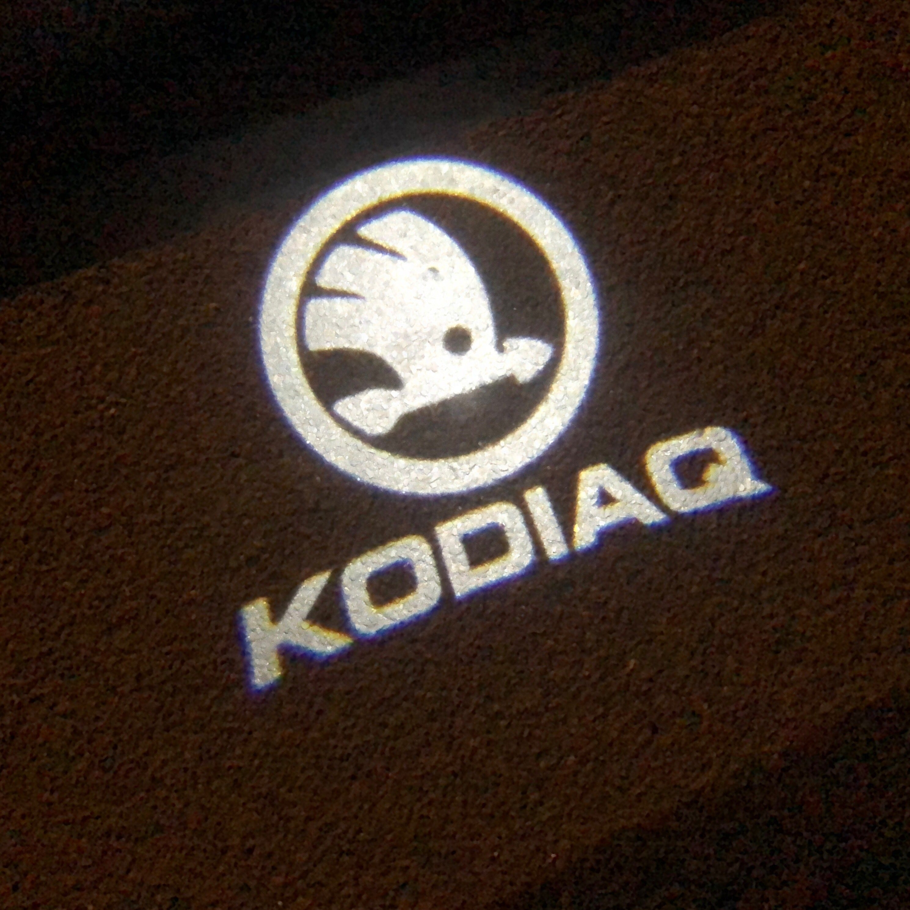 SKODA KODIAQ LOGO LIGHTS Nr.51 (الكمية 1 = 2 شعار فيلم / 2 أضواء الباب)