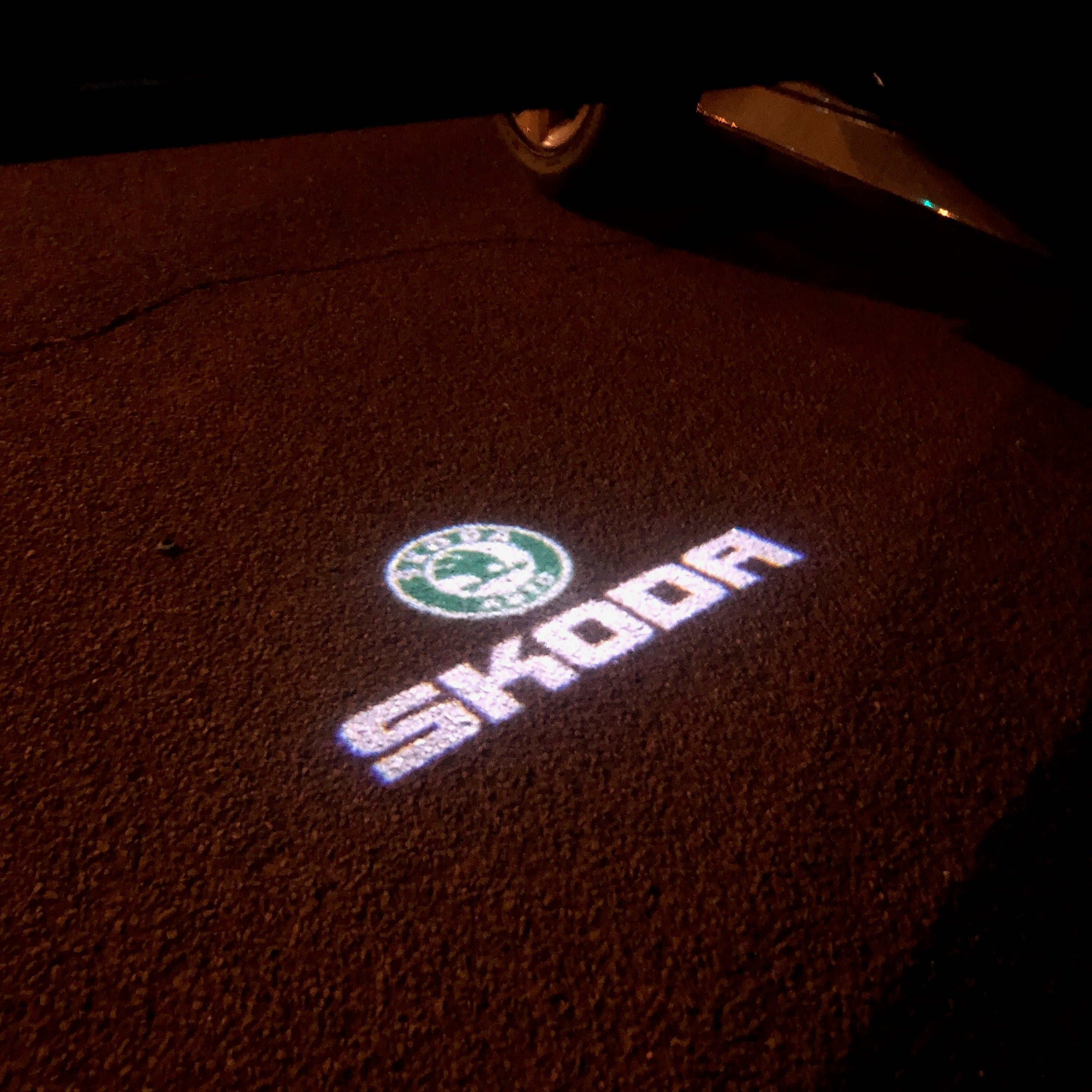 رحلات SKODA LOGO LGOTOT Lrits Nr.14 (الكمية 1 = 2 Logo Tobo / 2 أضواء الباب)