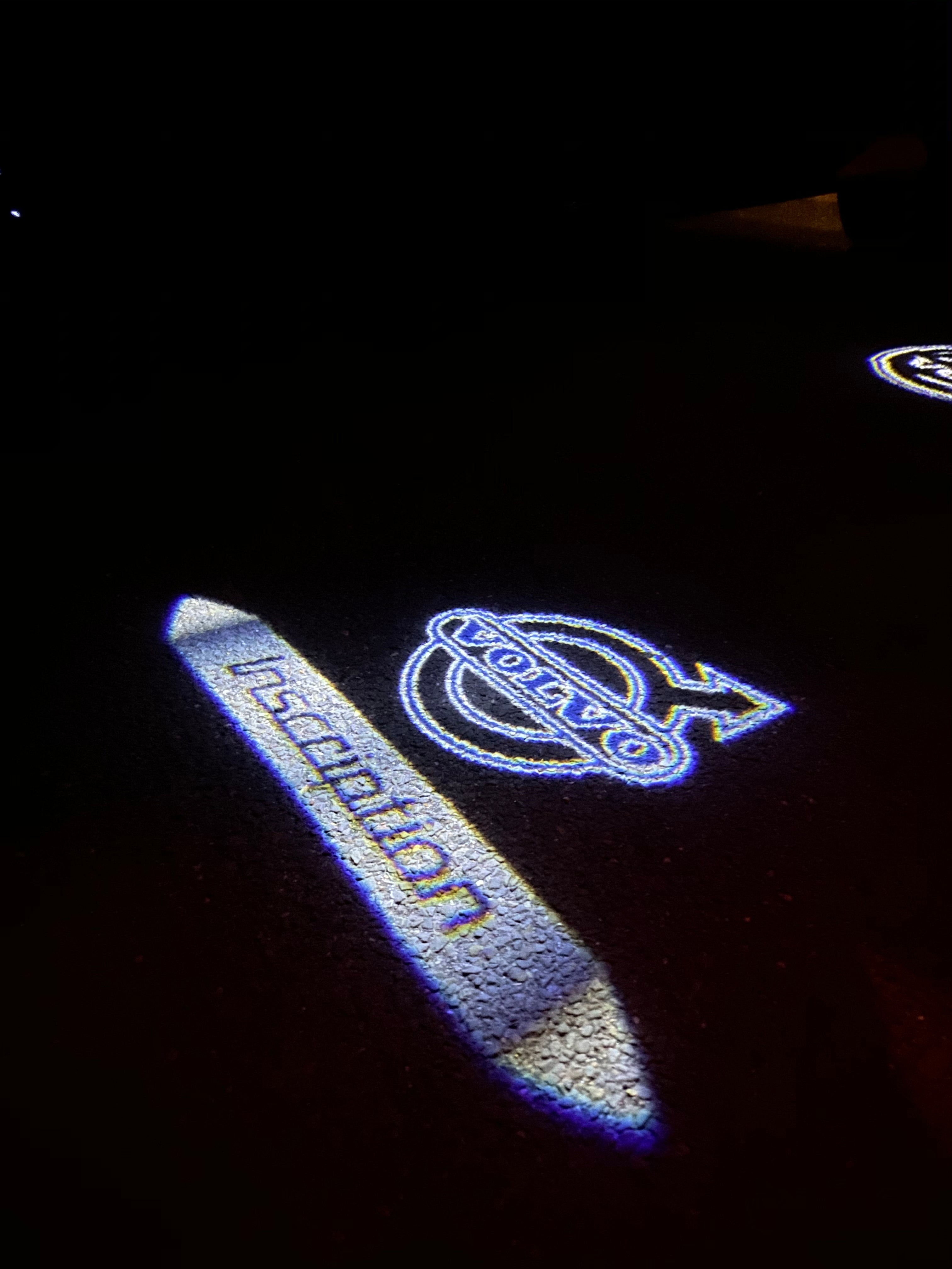 Volvo LOGO PROJECTOR LIGHTS Nr.69 (الكمية 1 = 2 شعار فيلم / 2 أضواء باب)