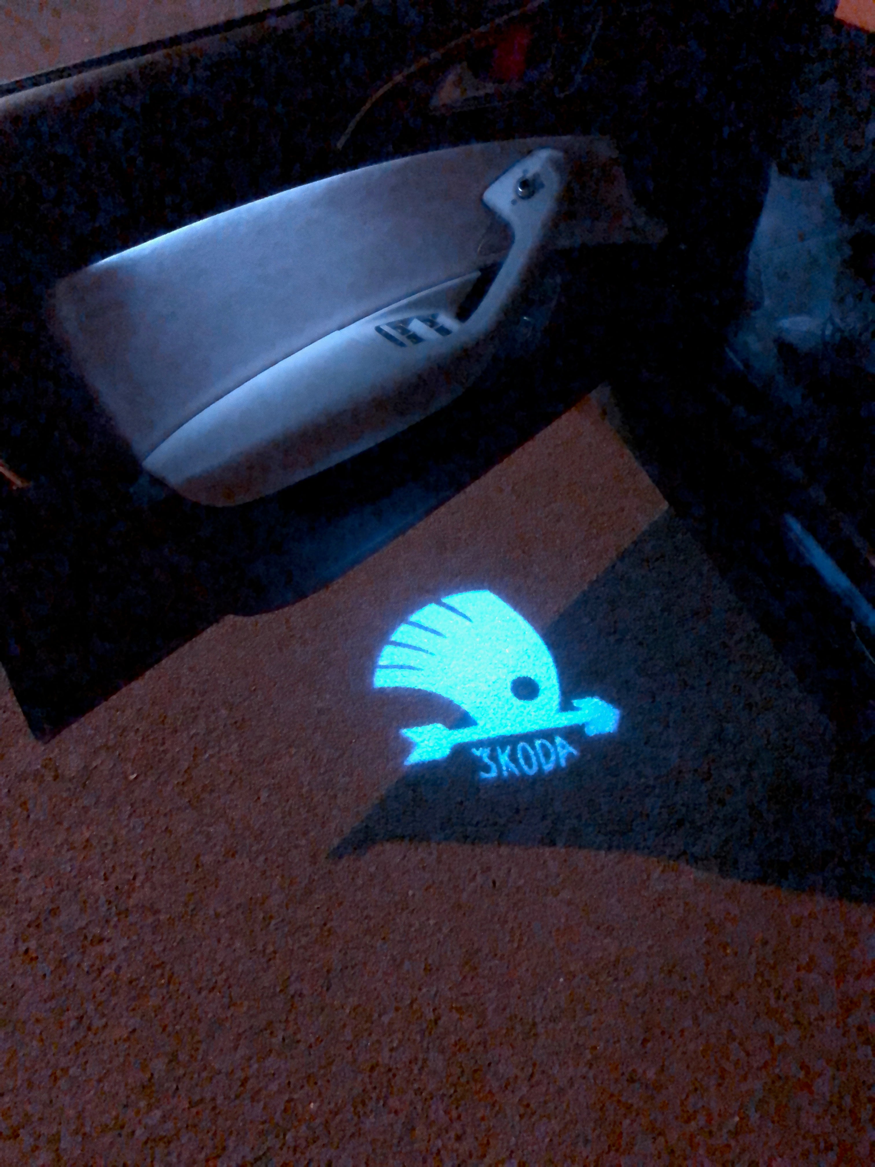 SKODA LOGO PROJECTOR LIGHTS Nr.45 (الكمية 1 = 2 شعار فيلم / 2 مصباح باب)