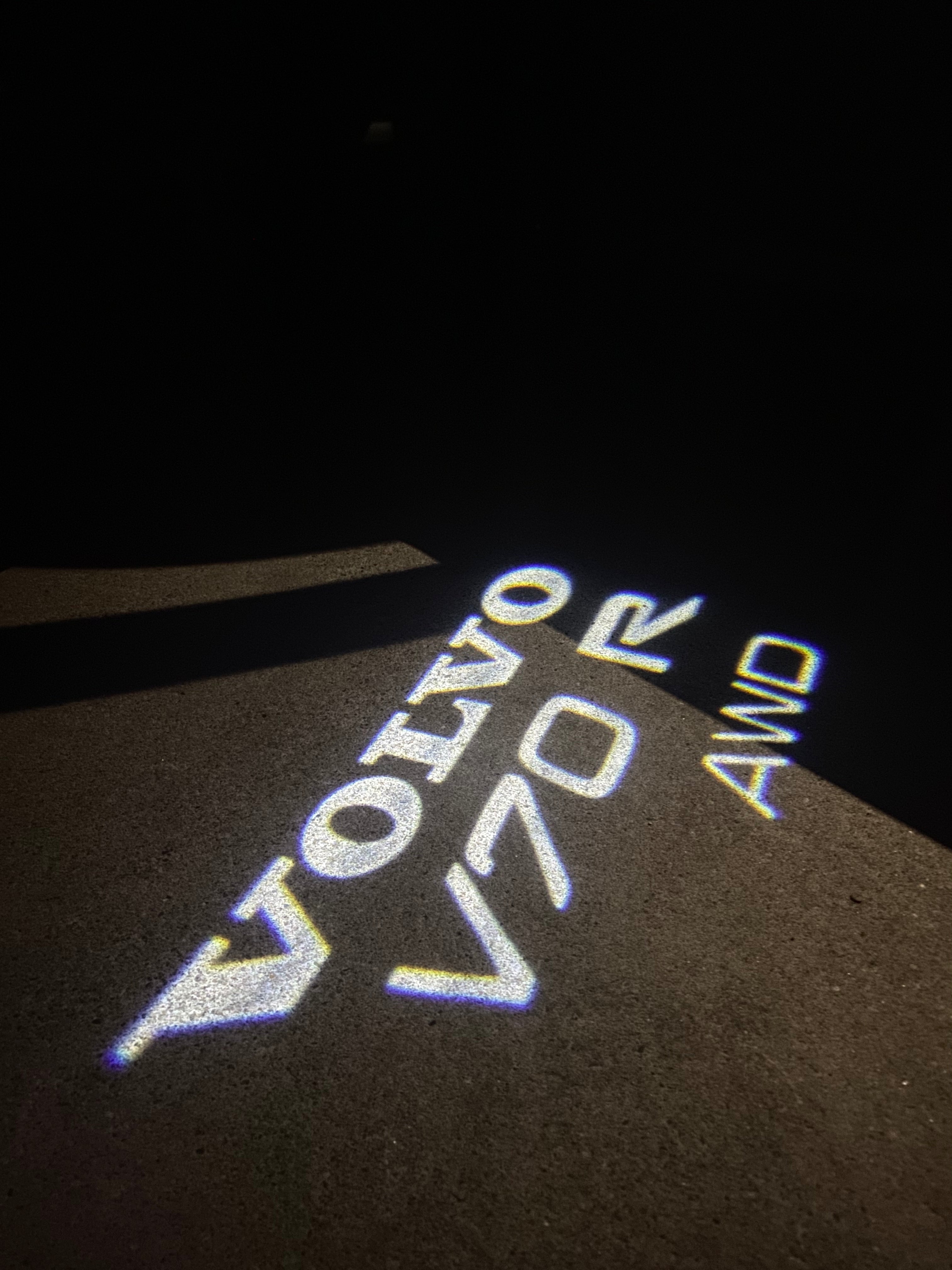 Volvo LOGO PROJECROTR LIGHTS Nr.105 (Menge 1 = 2 Logo Film / 2 Türleuchten)
