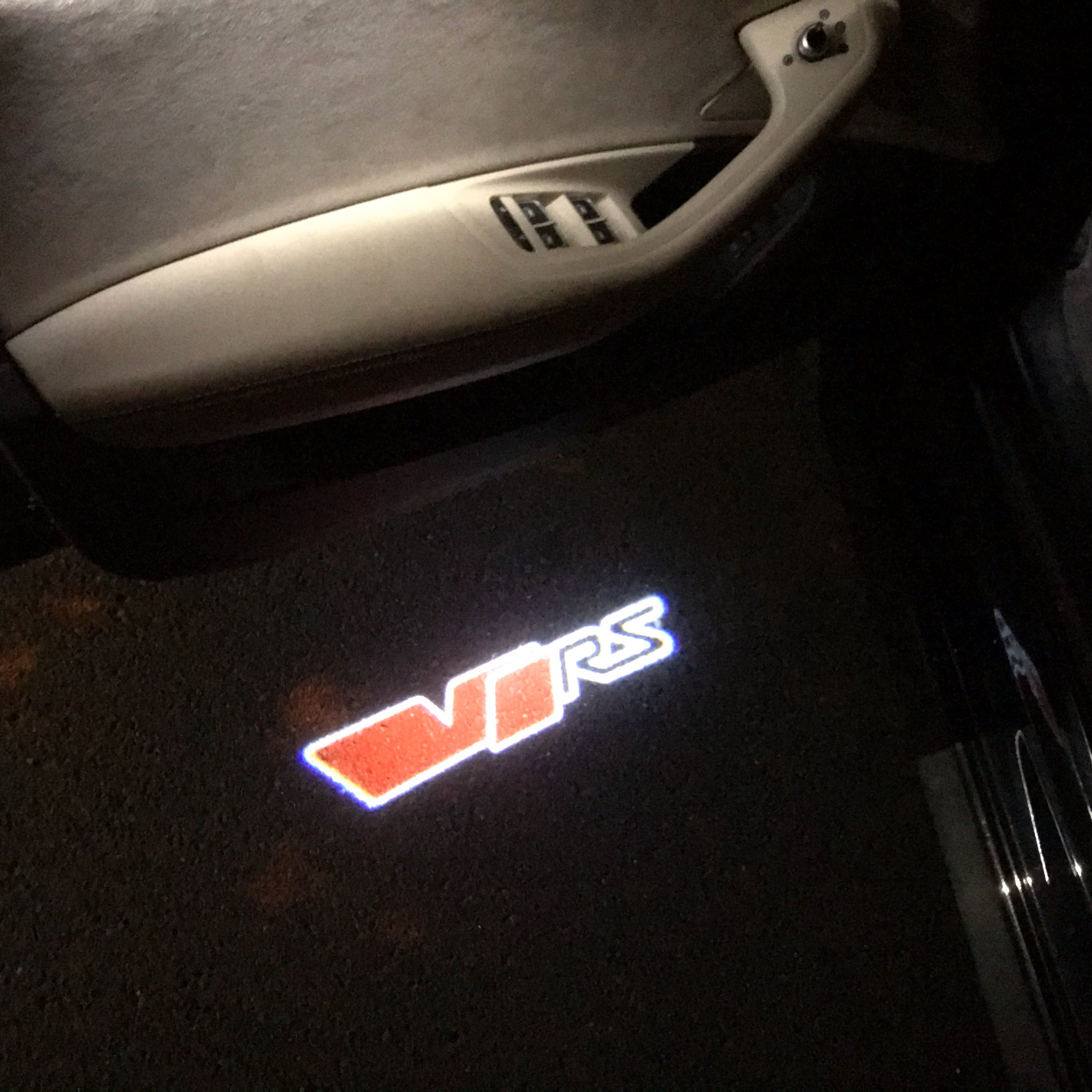 SKODA VRS LOGO PROJECTOT أضواء Nr.34 (الكمية 1 = 2 شعار فيلم / 2 أضواء الباب)