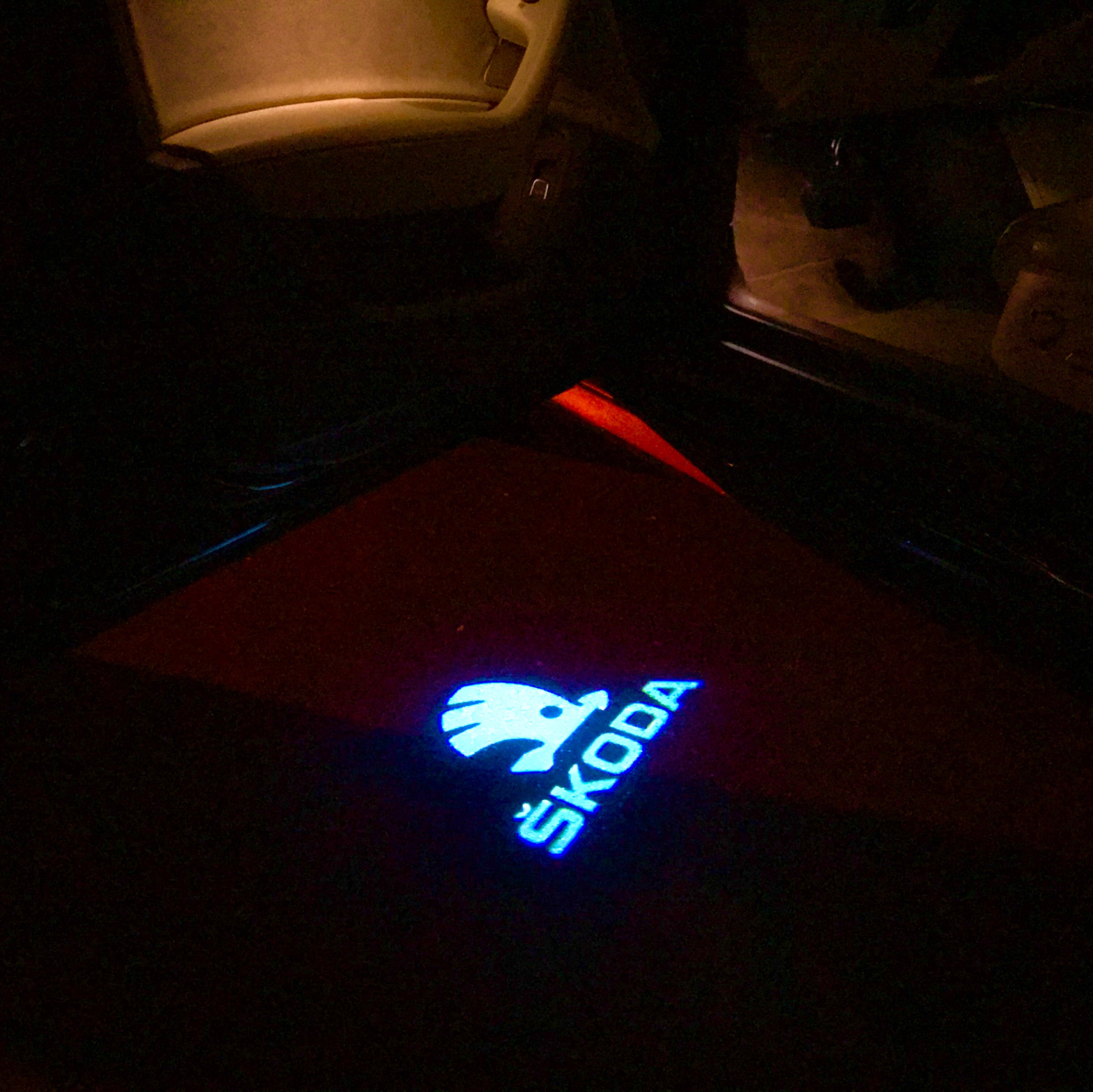 SKODA LOGO PROJECTOR LIGHTS Nr.08 (الكمية 1 = 2 شعار فيلم / 2 مصباح باب)