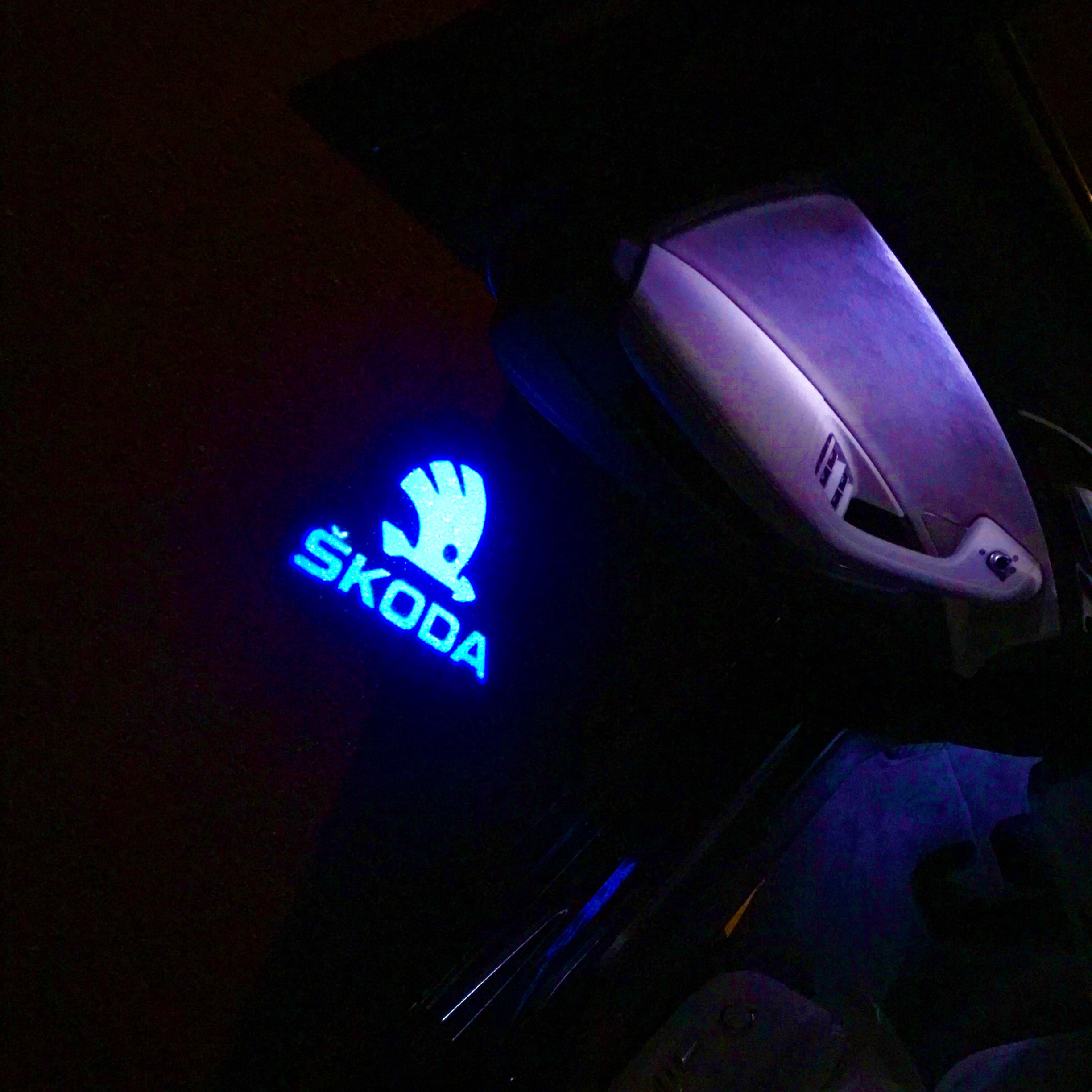 SKODA LOGO PROJECTOR LIGHTS Nr.08 (الكمية 1 = 2 شعار فيلم / 2 مصباح باب)