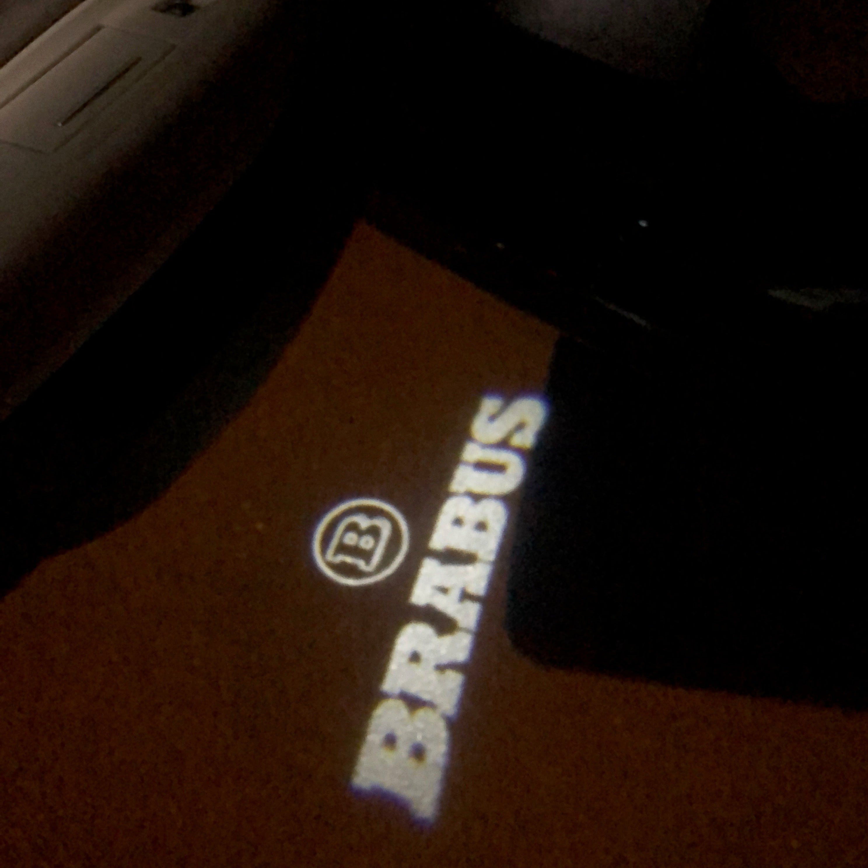MERCEDES BENZ BRABUS LOGO PROJEKTORLEUCHTEN Nr.24 (Anzahl 1 = 1 Sätze / 2 Türleuchten)