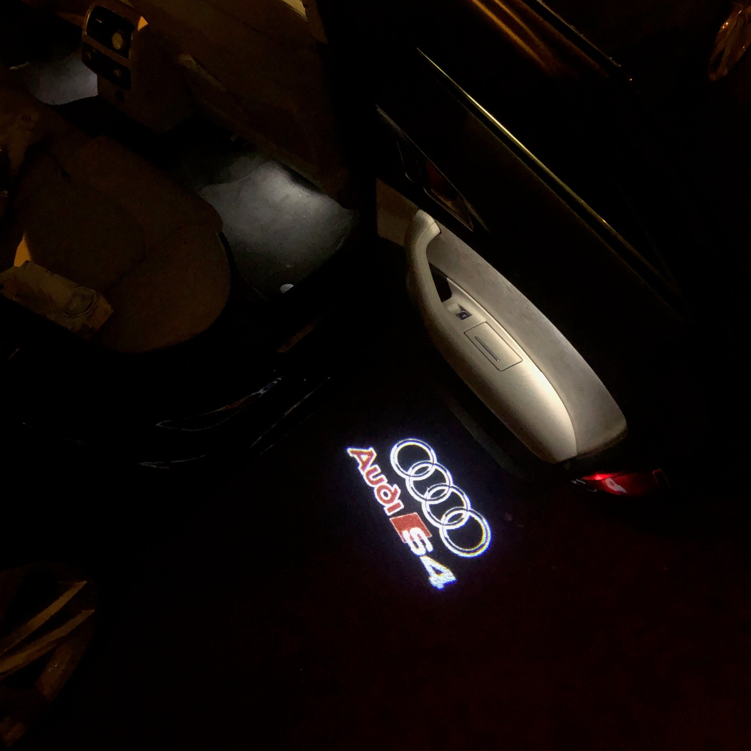 AUDI LOGO PROJECTOT LIGHTS Nr.88 (الكمية 1 = 2 Logo Films /2 أضواء الباب)