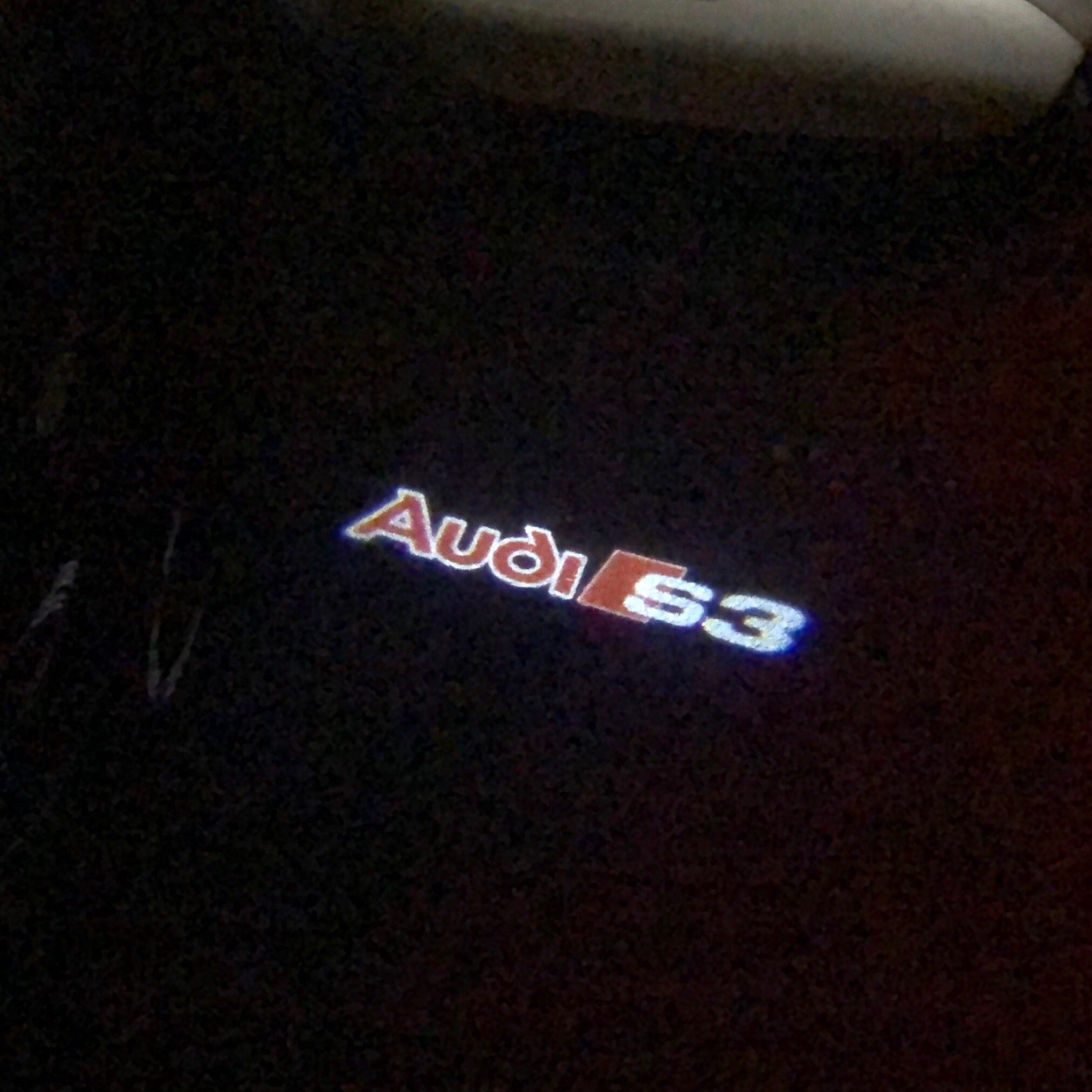 أضواء جهاز عرض شعار AUDI رقم 87 (الكمية 1 = 2 فيلم شعار / 2 مصباح باب)