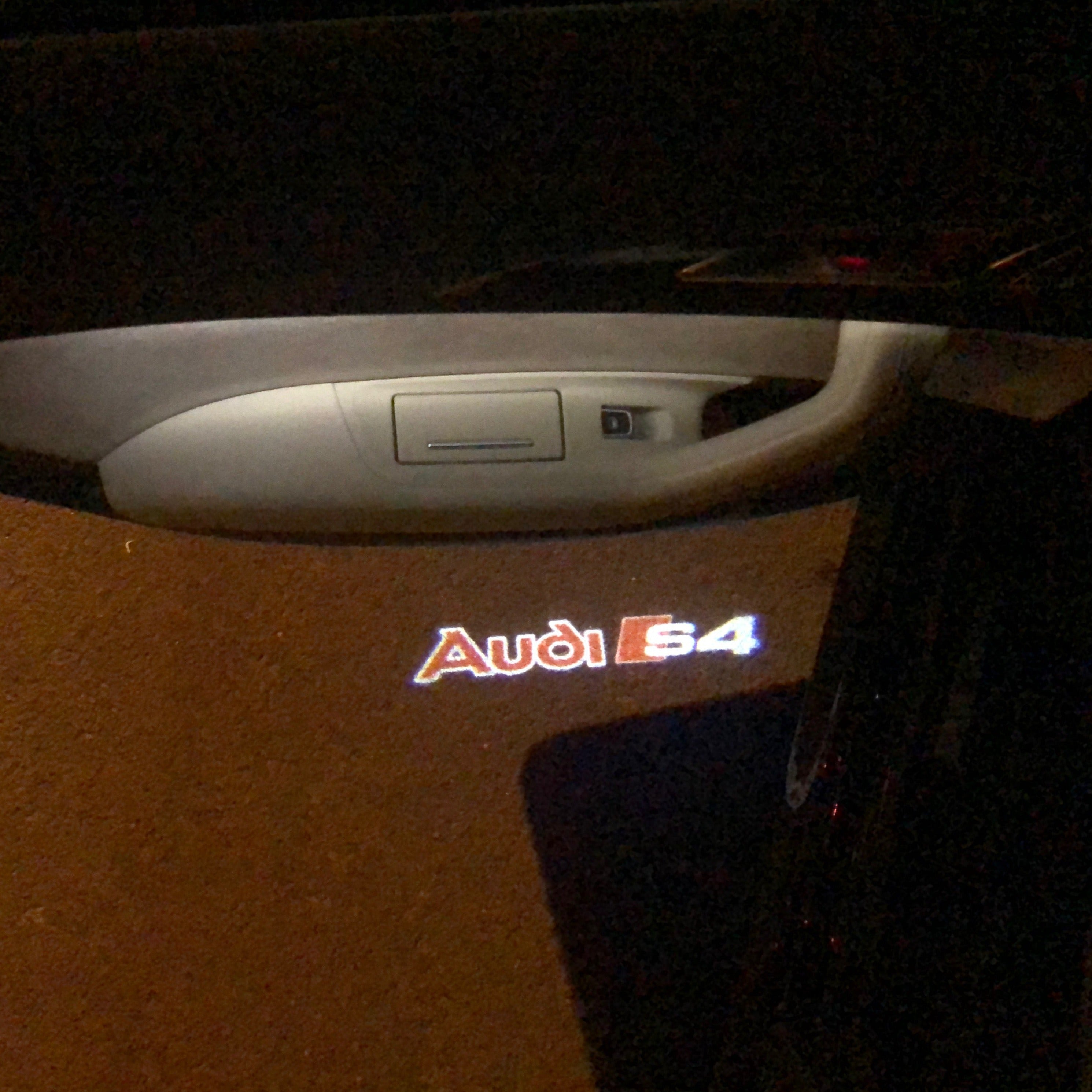 AUDI LOGO PROJECTOT LIGHTS Nr.88 (الكمية 1 = 2 Logo Films /2 أضواء الباب)
