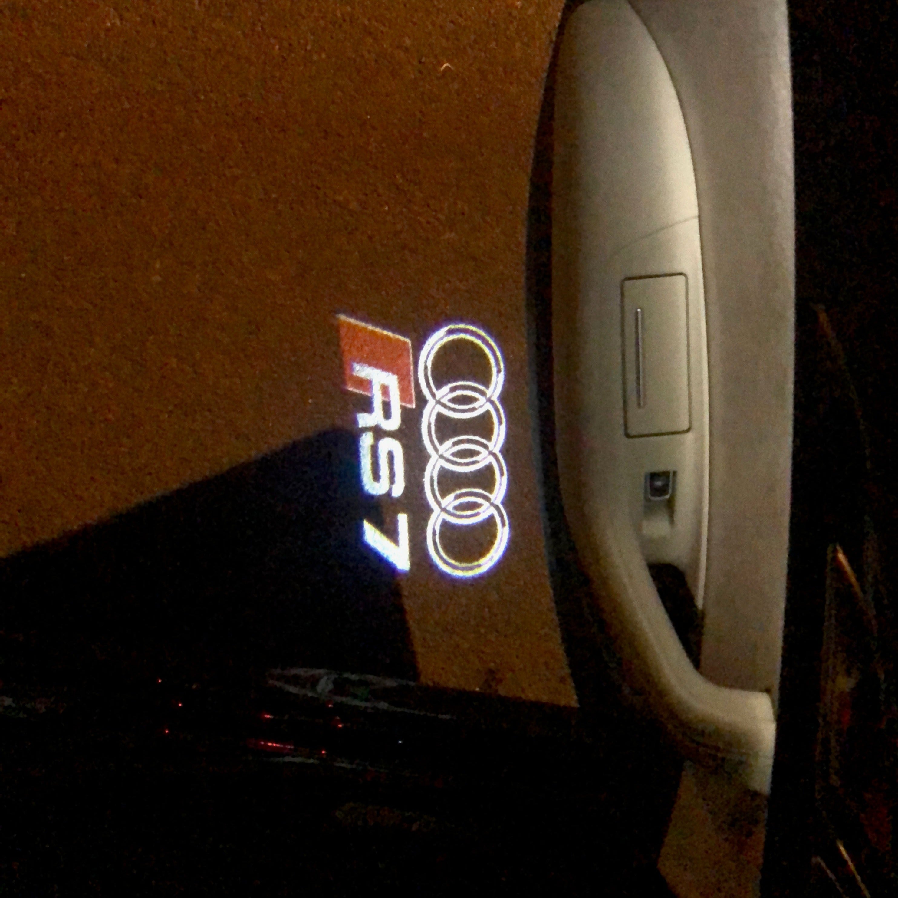 أضواء جهاز عرض شعار AUDI رقم 138 (الكمية 1 = 2 فيلم شعار / 2 مصباح باب)