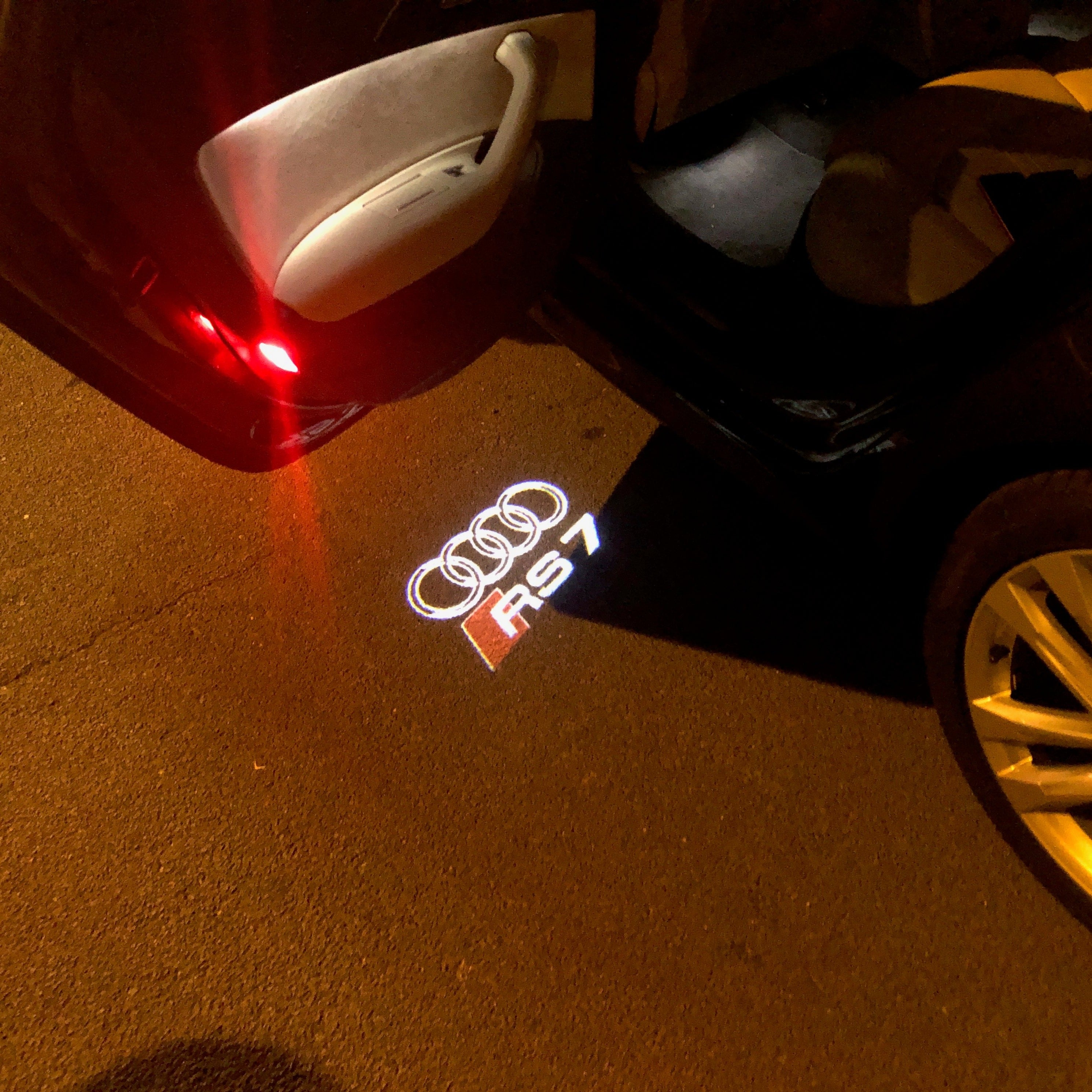 أضواء جهاز عرض شعار AUDI رقم 138 (الكمية 1 = 2 فيلم شعار / 2 مصباح باب)