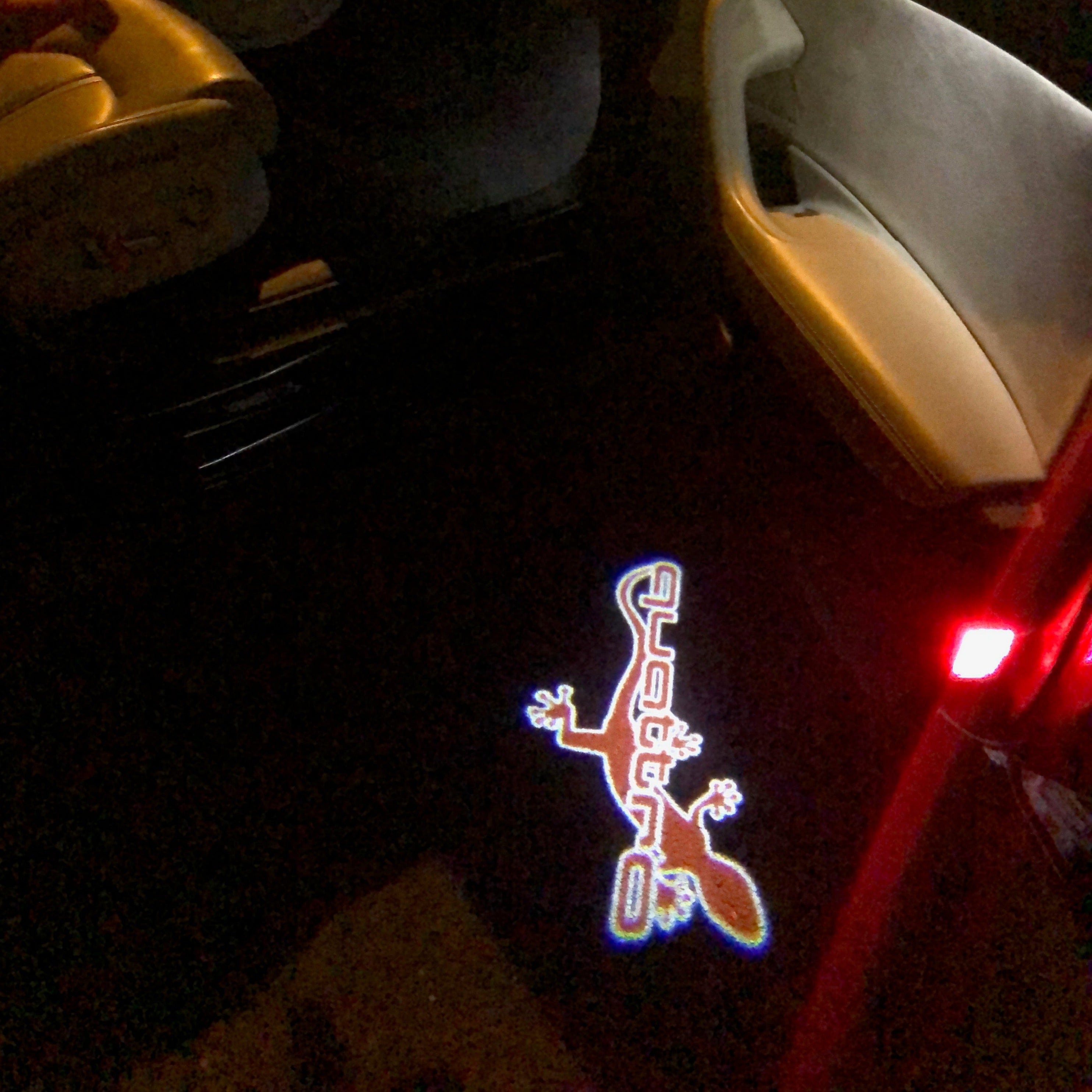 AUDI QUATTRO GECKO LOGO PROJECTOR LIGHTS Nr.63 (الكمية 1 = 2 فيلم شعار / 2 باب)