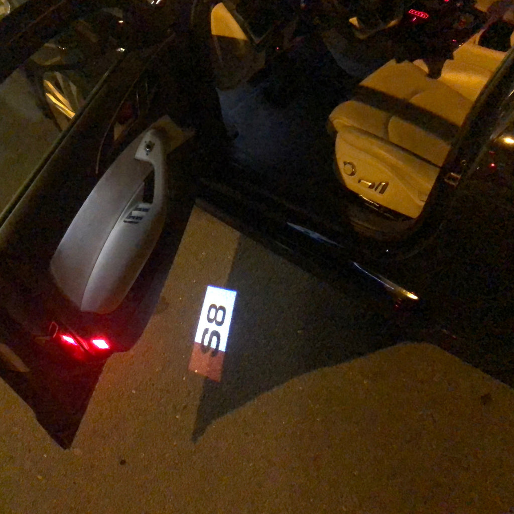 AUDI LOGO PROJECTOT LIGHTS Nr.135 (Menge 1 = 2 Logofolien /2 Türleuchten)