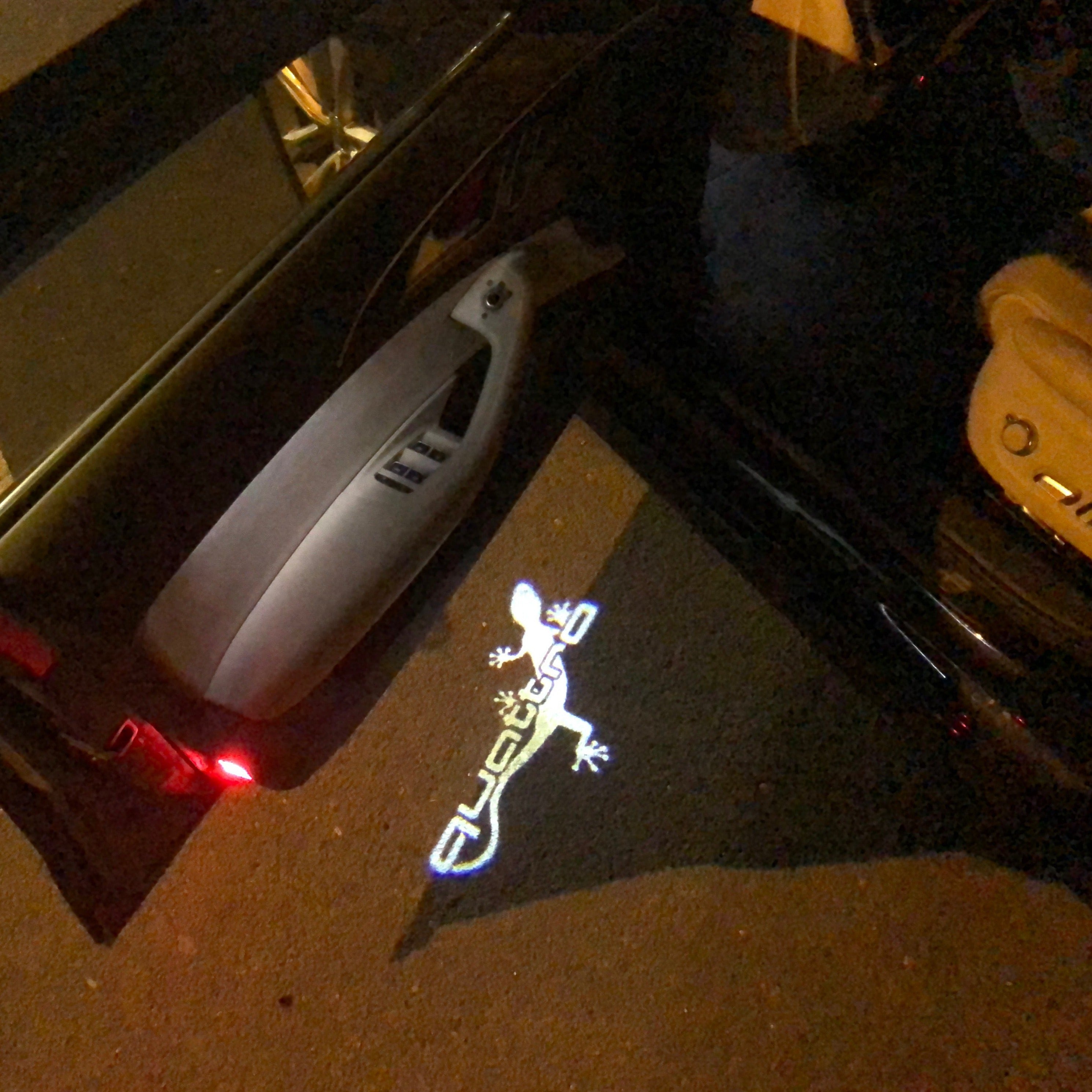 AUDI QUATTRO GECKO LOGO PROJECTOR LIGHTS Nr.64 (الكمية 1 = 2 فيلم شعار / 2 باب)