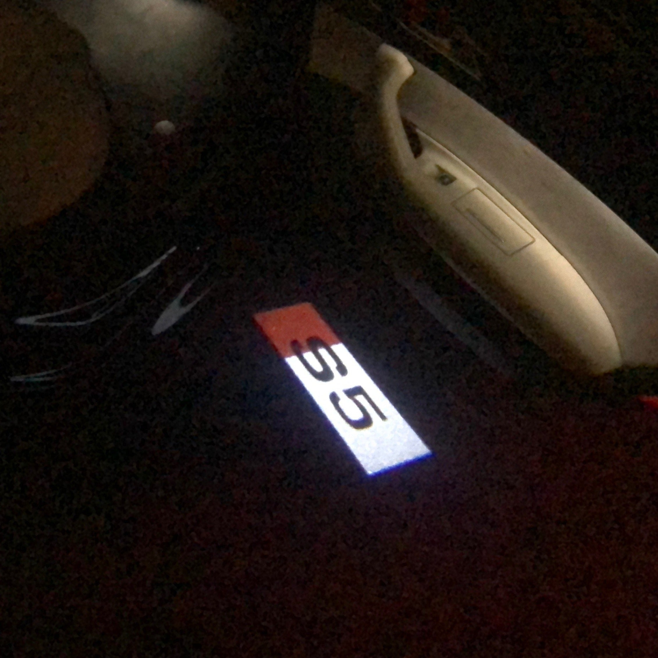 أضواء مشروع شعار AUDI رقم 132 (الكمية 1 = 2 فيلم شعار / 2 أضواء باب）