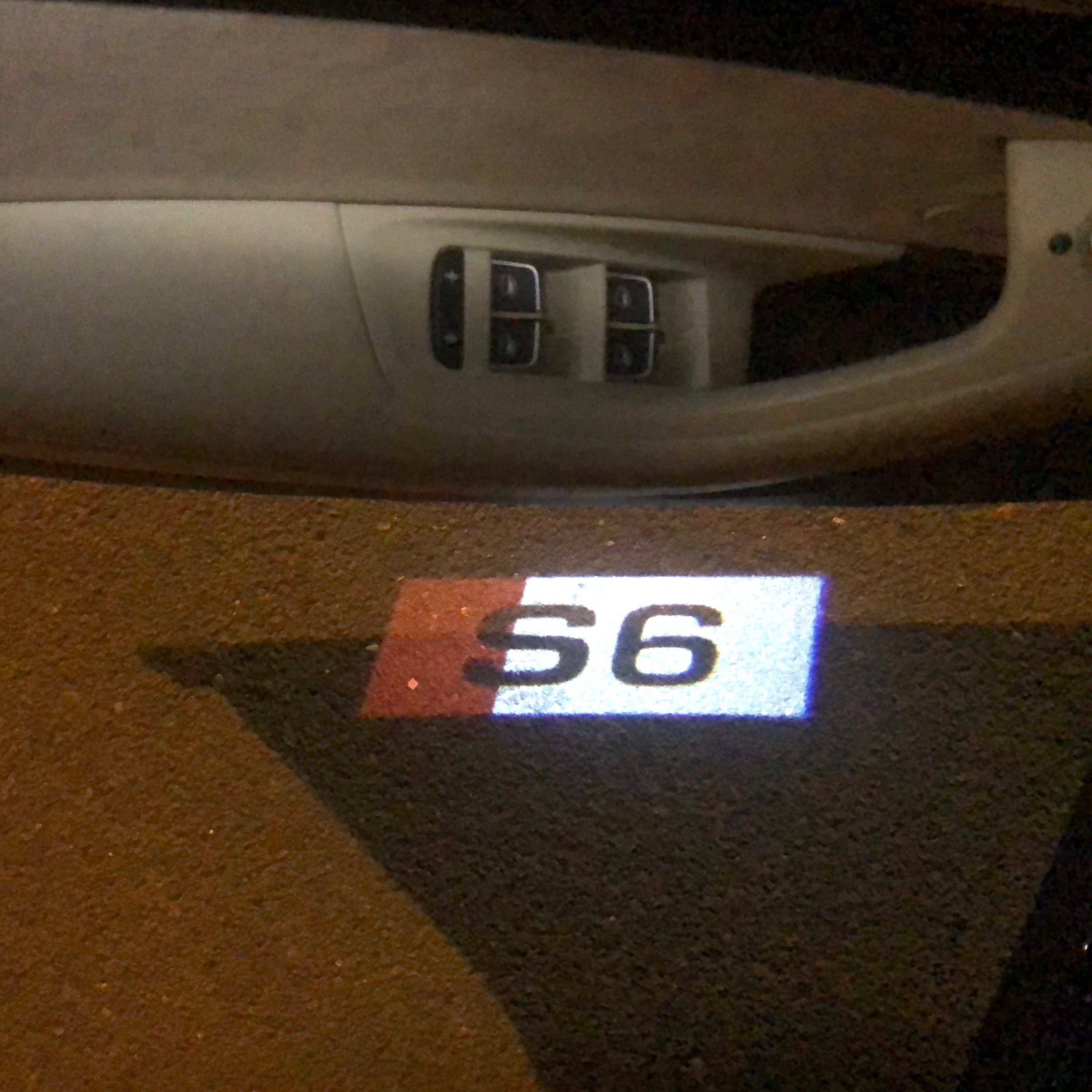 AUDI LOGO PROJECTOT LIGHTS Nr.133 (Menge 1 = 2 Logofolien /2 Türleuchten)