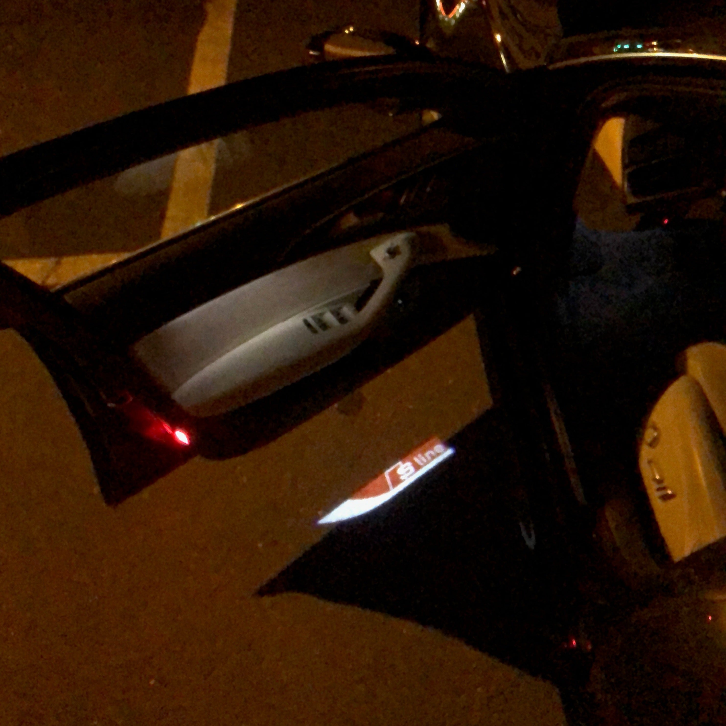 AUDI LOGO PROJECTOT LIGHTS Nr.104 (الكمية 1 = 2 Logo Films /2 أضواء الباب)