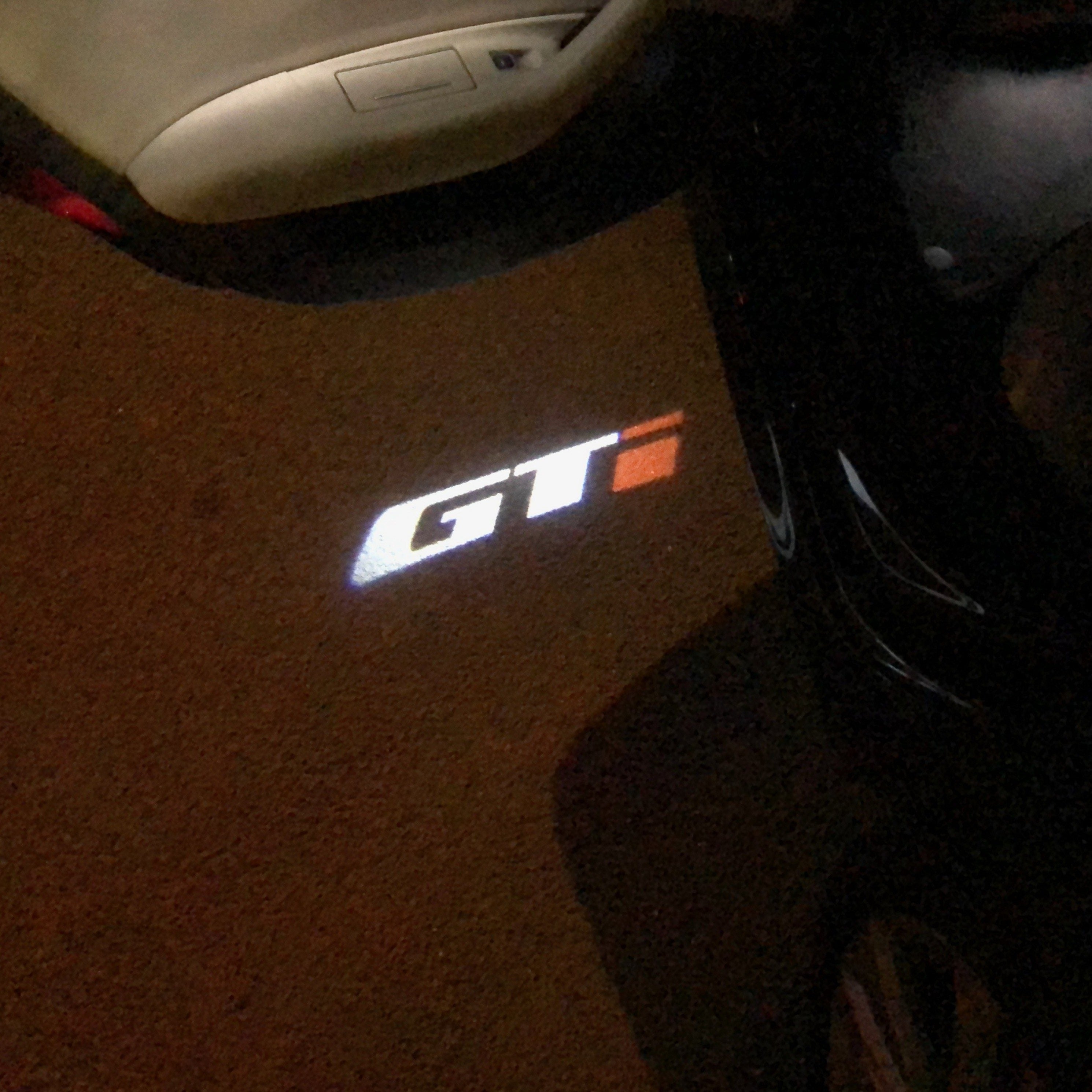 فولكس واجن الباب أضواء GTI الشعار Nr. 47 (كمية 1 = 2 شعار الأفلام / 2 أضواء الباب)