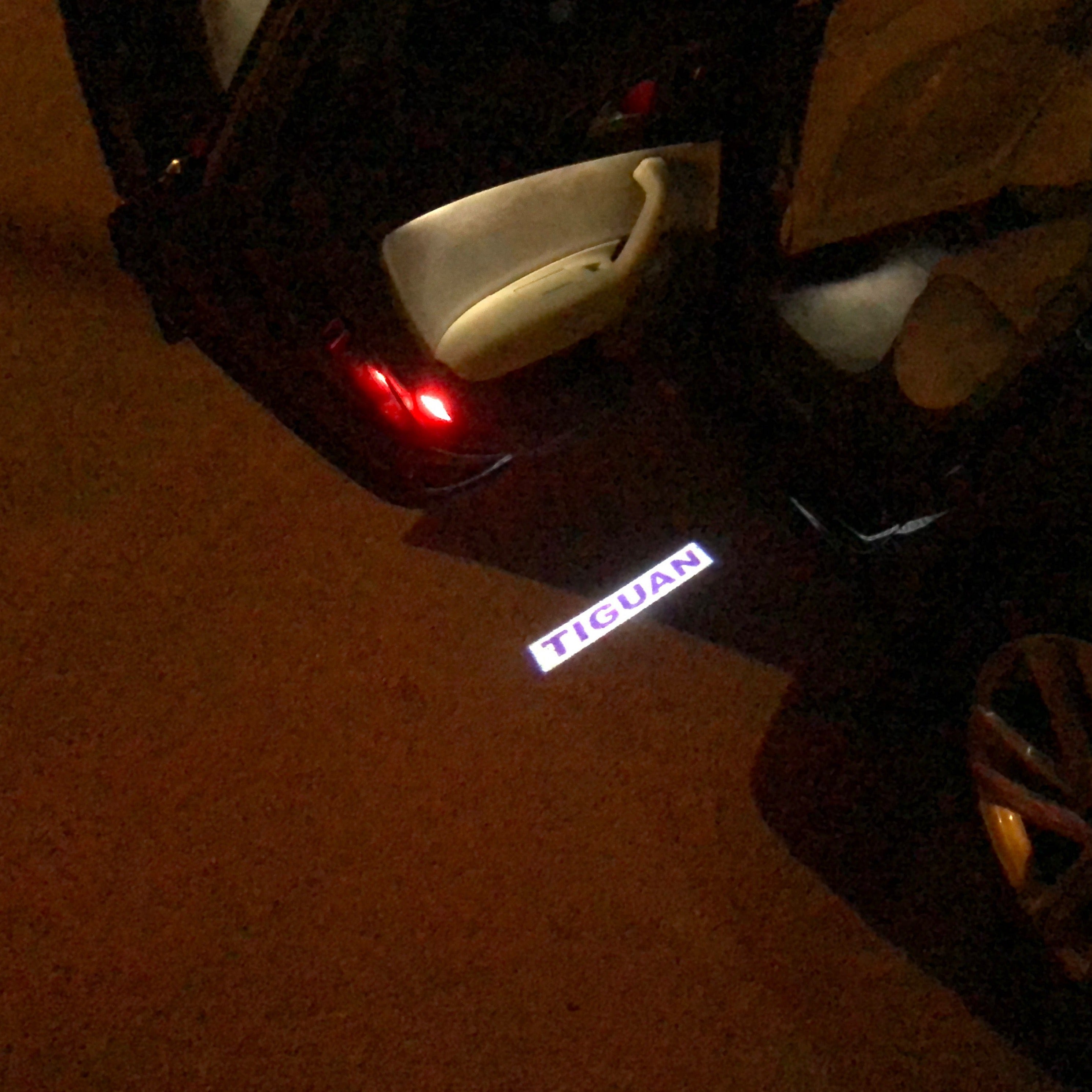 Fokkswagen Loopts TIGUAN Logo Nr. 25 (الكمية 1 = 2 فيلم لوغو / 2-أضواء الباب 2)