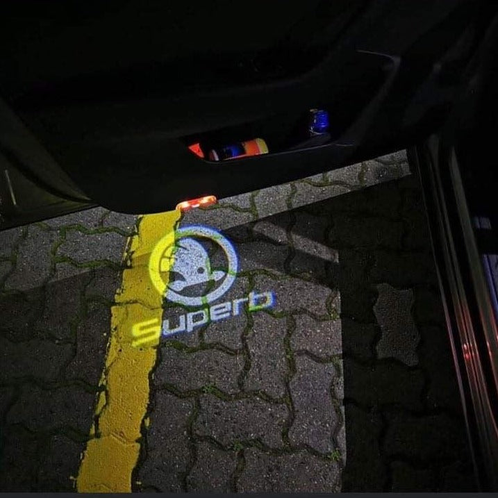 LUCES SKODA SUPERB LOGO Nr.52 (cantidad 1 = 2 Película de logotipo / 2 luces de puerta)